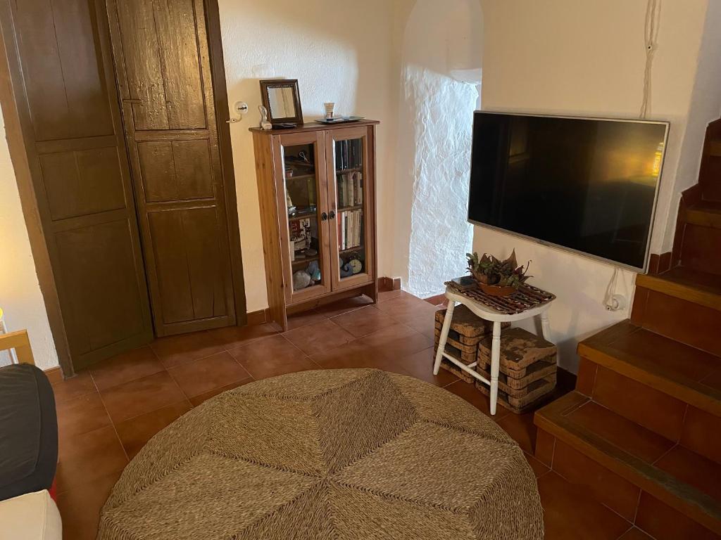 ein Wohnzimmer mit einem großen Flachbild-TV in der Unterkunft Casa Félix in Linares de la Sierra