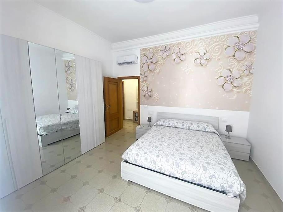 ローマにあるa casa da Annarella!の白いベッドルーム(ベッド1台、鏡付)