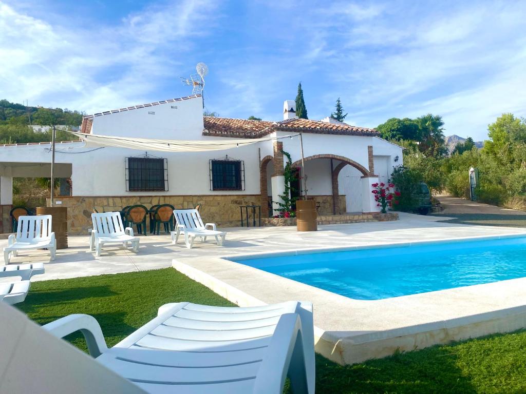 eine Villa mit einem Pool und einem Haus in der Unterkunft Casa Las Herriza By Solymar Holiday in Alcaucín
