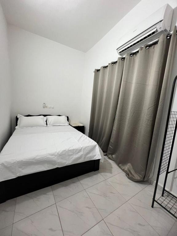 um quarto com uma cama e cortinas em Cosy Verve em Lomé