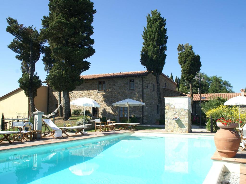 สระว่ายน้ำที่อยู่ใกล้ ๆ หรือใน Attractive Holiday Home in Montecarelli with Pool