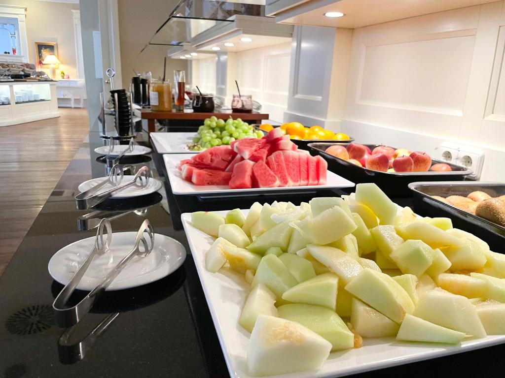 a buffet of fruits and vegetables on a table at Morada Strandhotel Ostseebad Kühlungsborn in Kühlungsborn