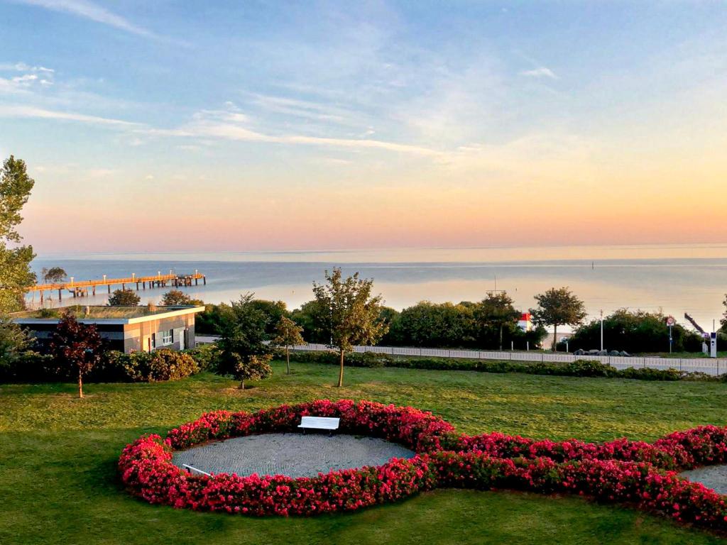 a garden with a circle of flowers in the grass at Morada Strandhotel Ostseebad Kühlungsborn in Kühlungsborn