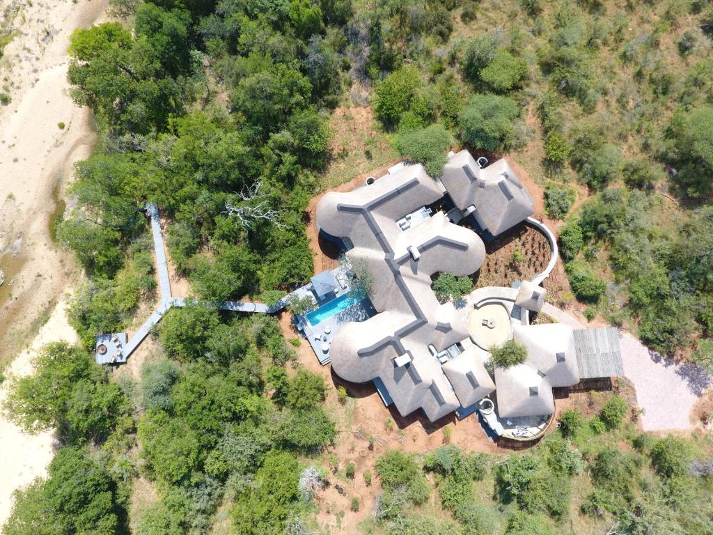 Una vista aérea de una casa con piscina. en Villa Kudu - Exclusive and Serviced Safari Villa near Kruger Park, en Hoedspruit