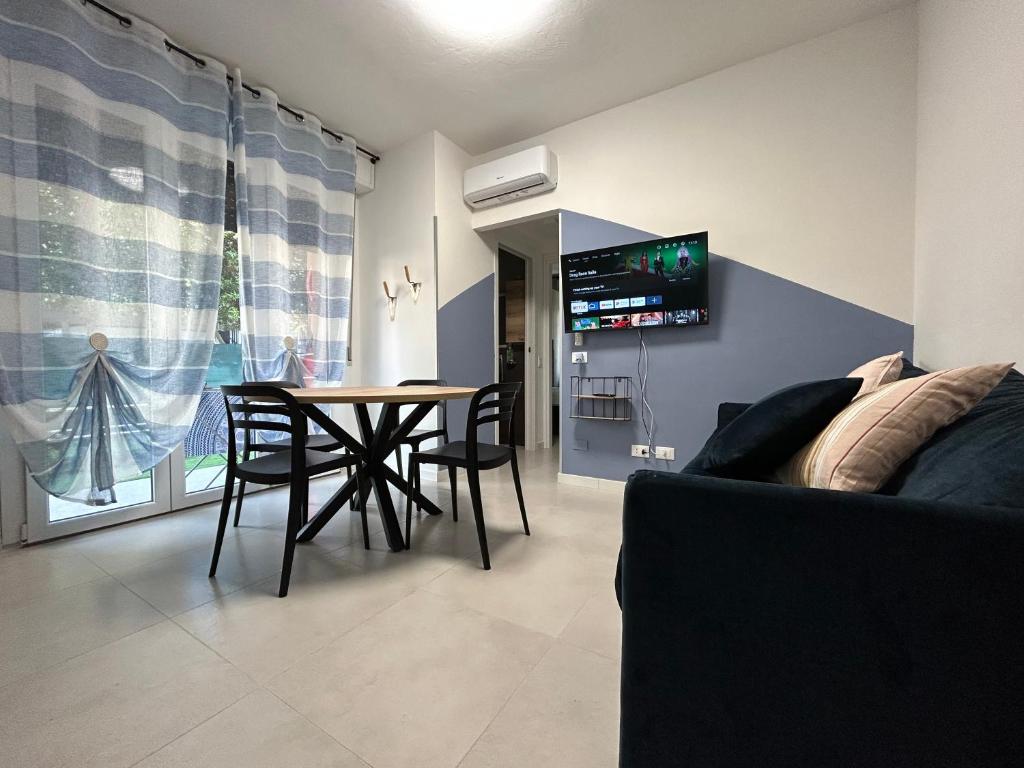sala de estar con mesa y sofá en Appartamento Conchiglia-Immobili e Soluzioni Rent, en Lido Adriano