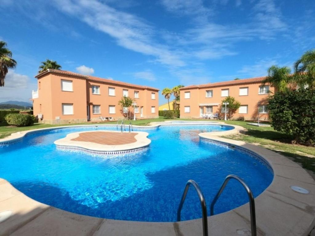a pool with blue water in front of a building at Apartamento Varsovia in Oliva
