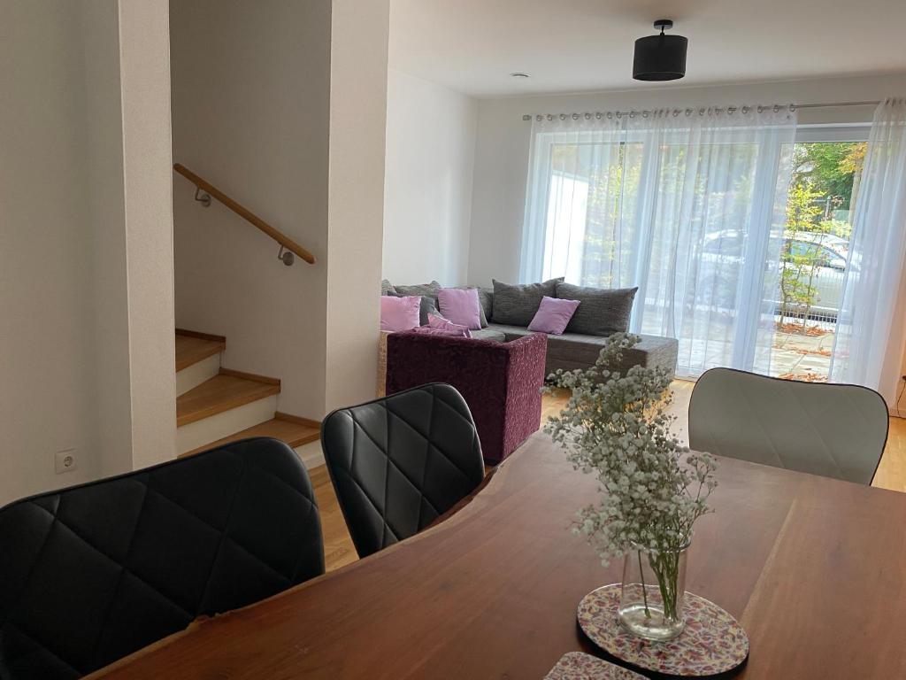 - un salon avec une table et un canapé dans l'établissement Modern Living Regensburg, à Ratisbonne