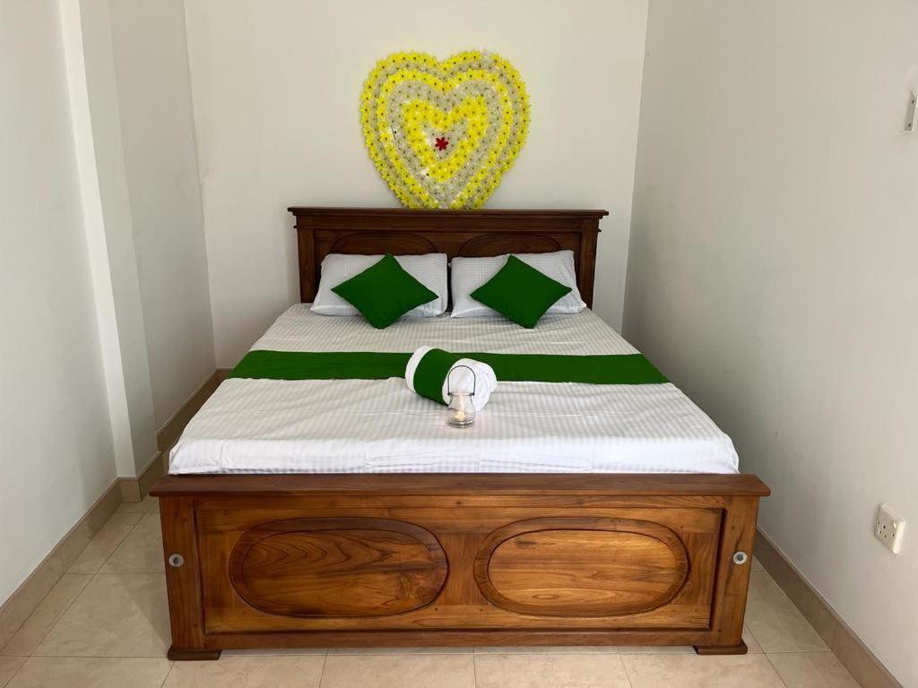 Dormitorio con cama con almohada de corazón en Greenpath at Airport reach 