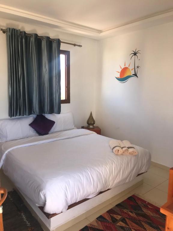 Una cama o camas en una habitación de Les Bains de Mirleft