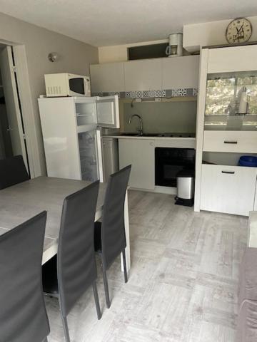 eine Küche mit Tisch und Stühlen in einem Zimmer in der Unterkunft ST LARY SOULAN in Saint-Lary-Soulan