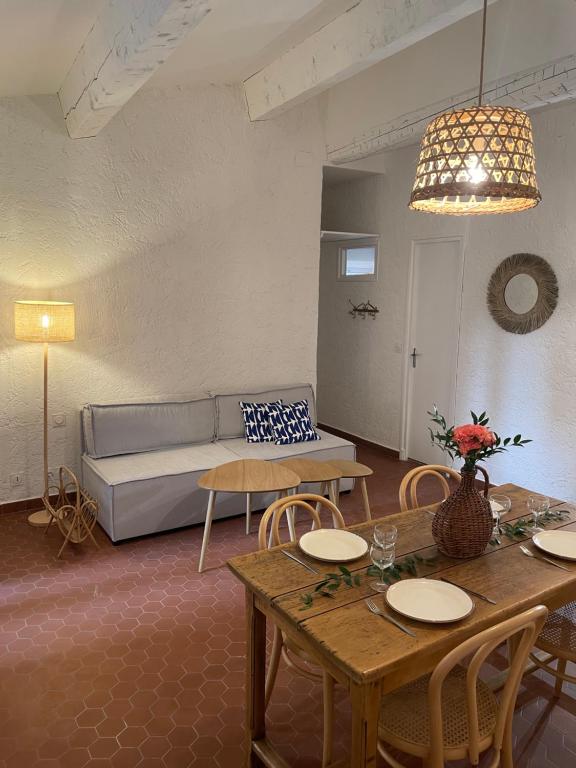 un salon avec un canapé et une table dans l'établissement Maison de village sur Bormes les Mimosas, à Bormes-les-Mimosas
