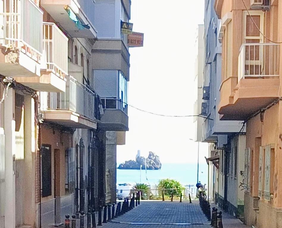 una calle con edificios y el océano en el fondo en Mawilec, centre, plage, port, garage, en Águilas