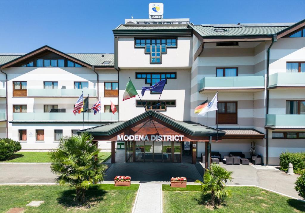 un hotel con un cartel que lee el barrio de Mogan en Best Western Modena District, en Campogalliano