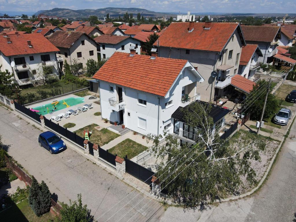 una vista aérea de una casa con piscina en Kuća za odmor DUNJA en Kladovo