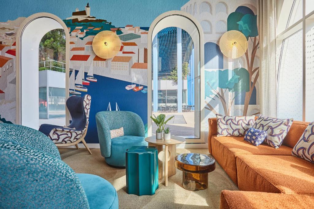 salon z niebieskimi krzesłami i kanapą w obiekcie Odalys City Marseille Centre Euromed w Marsylii