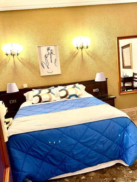 Postel nebo postele na pokoji v ubytování Hostal Sonsoles Madrid-Centro