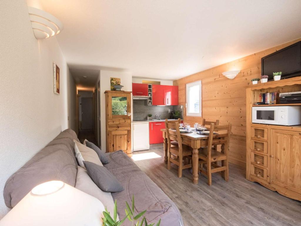 un salon et une cuisine avec un canapé et une table dans l'établissement Appartement cosy 6 pers, centre Saint-Lary, balcon sud, parking, 2 chambres, classé 2 étoiles - FR-1-296-142, à Saint-Lary-Soulan