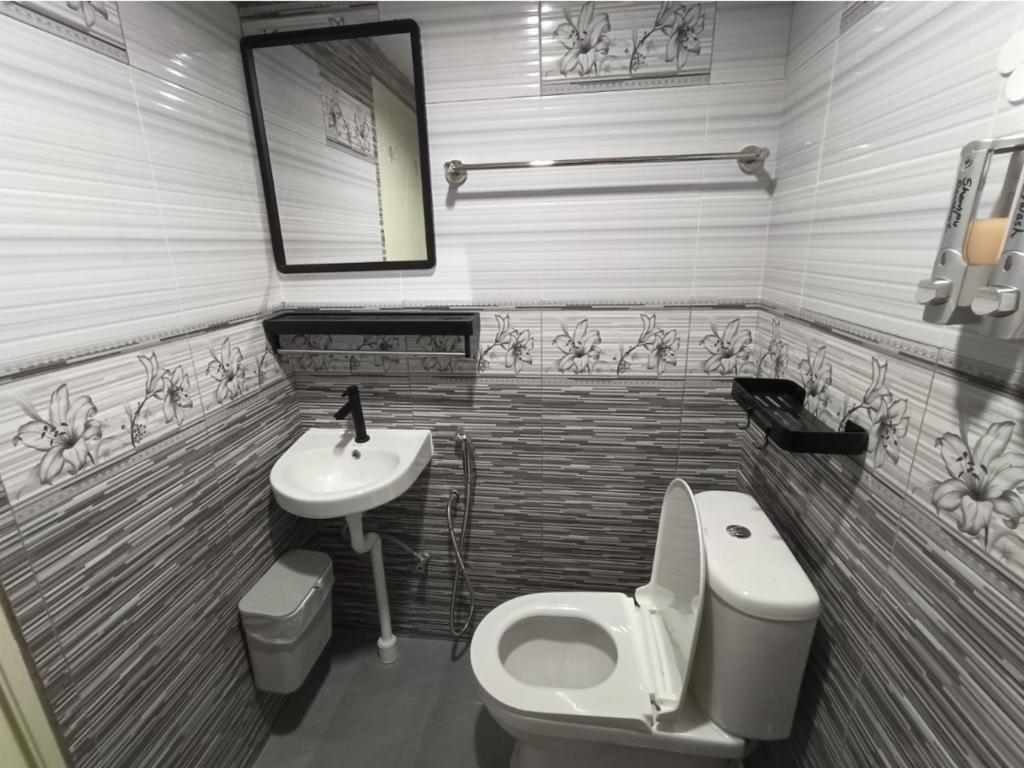 Koupelna v ubytování ROOMSTAY NIMAZA Bilik 2