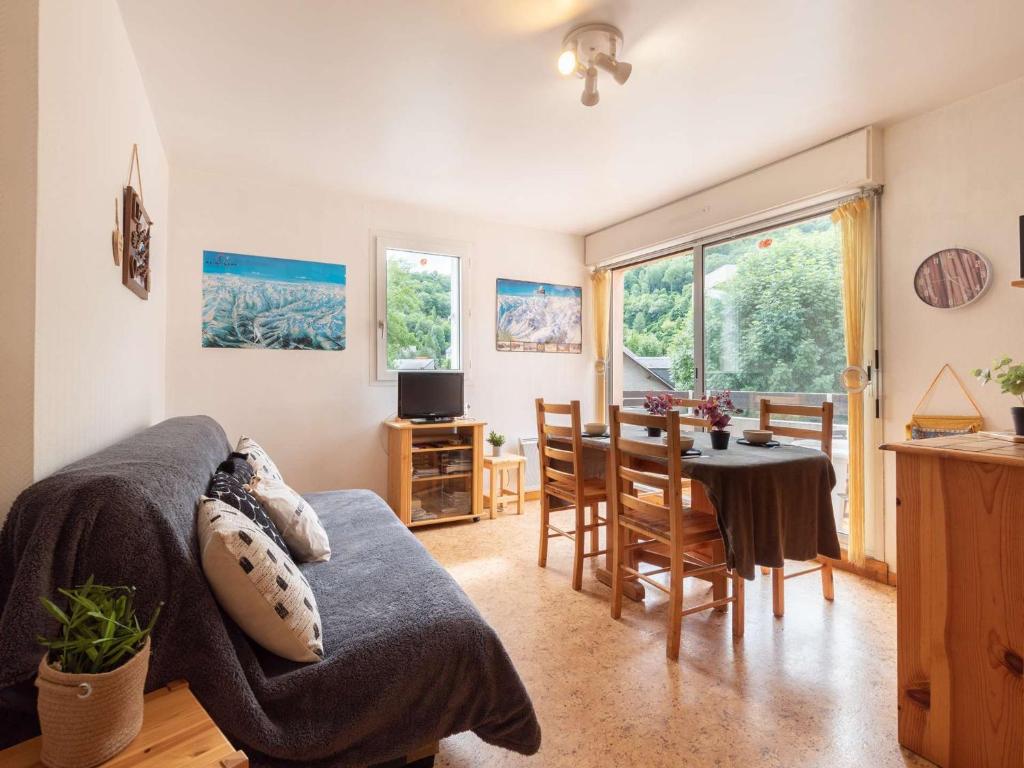 un salon avec un canapé et une table dans l'établissement Appartement T2 avec Balcon, Parking Privé et Proche Téléphérique à Saint-Lary-Soulan - FR-1-296-350, à Saint-Lary-Soulan