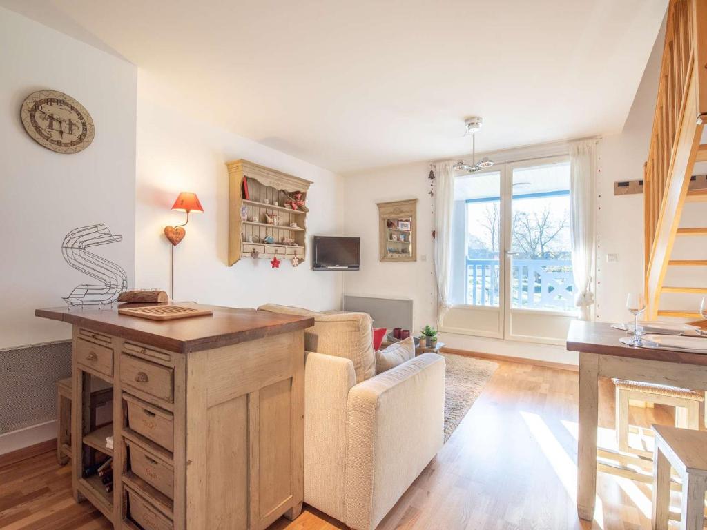 une cuisine et un salon avec une table et un canapé dans l'établissement Appartement Duplex 6 Pers. avec Balcon, Parking Privé et CASIER À SKIS, à 2 min de Saint-Lary-Soulan - FR-1-296-358, à Bourisp