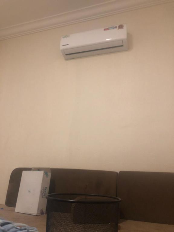 - la climatisation sur un mur à côté d'un canapé dans l'établissement جدة, à Khamis Mushait