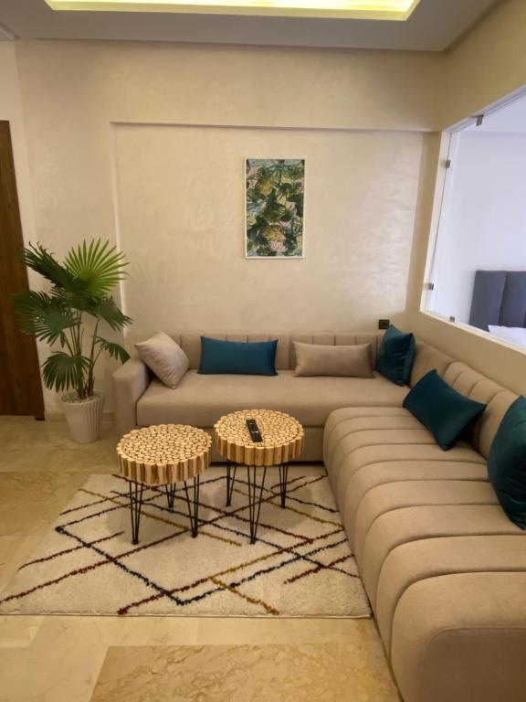 - un salon avec un canapé et deux tables dans l'établissement Magnifique & élégant appartement, à Marrakech