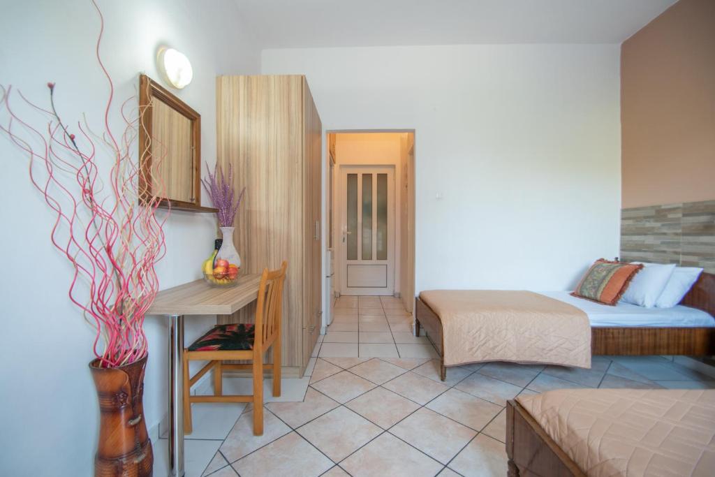 Posteľ alebo postele v izbe v ubytovaní Dora Studios Best Location In Laganas Perfect For Groups And Couples