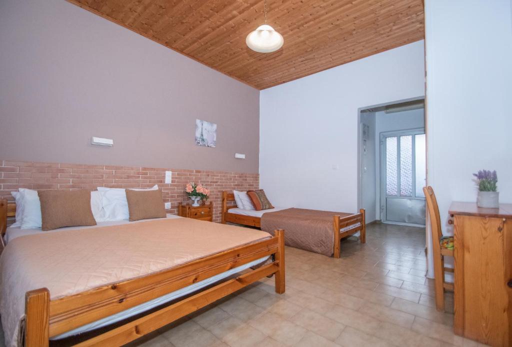 Posteľ alebo postele v izbe v ubytovaní Dora Studios Best Location In Laganas Perfect For Groups And Couples