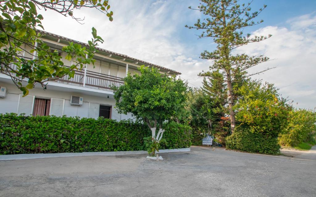 Vonkajšia záhrada v ubytovaní Dora Studios Best Location In Laganas Perfect For Groups And Couples