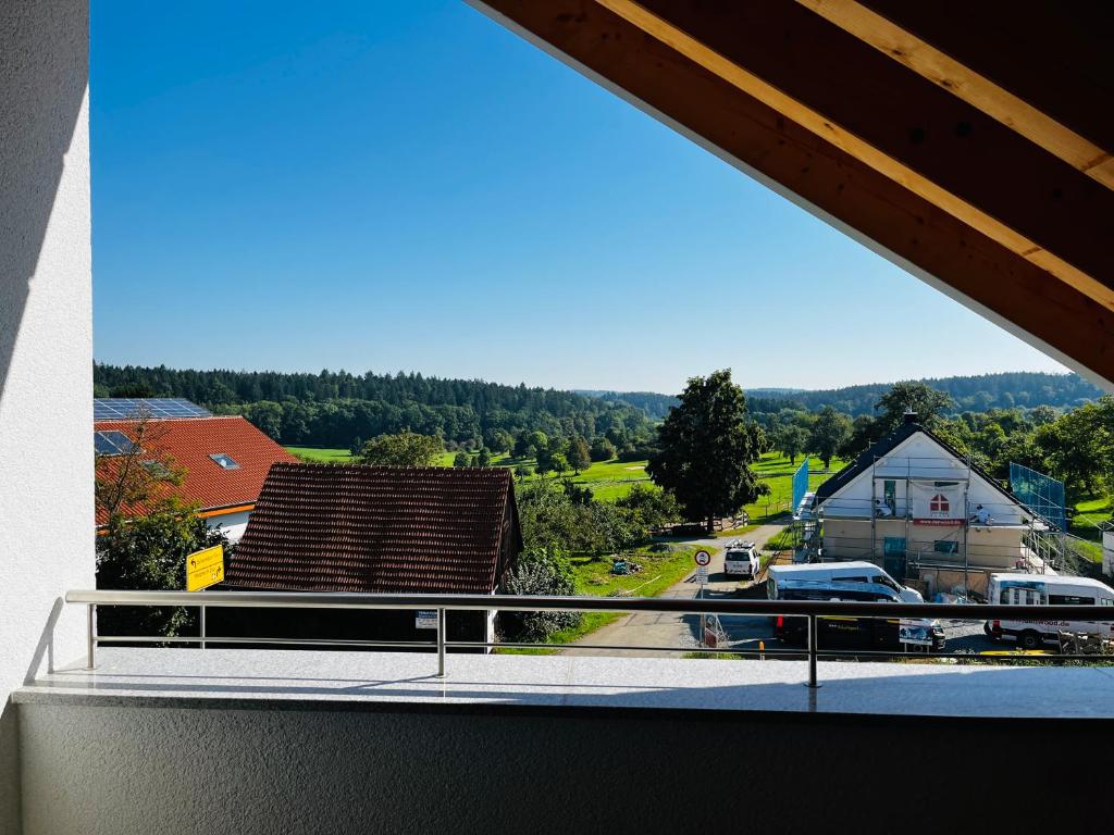 una vista desde el balcón de una casa en Berufspendler's Rückzug am Golfplatz, en Welzheim