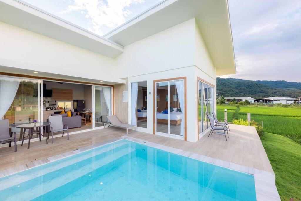 Cette villa dispose d'une piscine et d'une terrasse. dans l'établissement Vann House Chiang Rai- near Mae Fah Luang University, à Chiang Rai