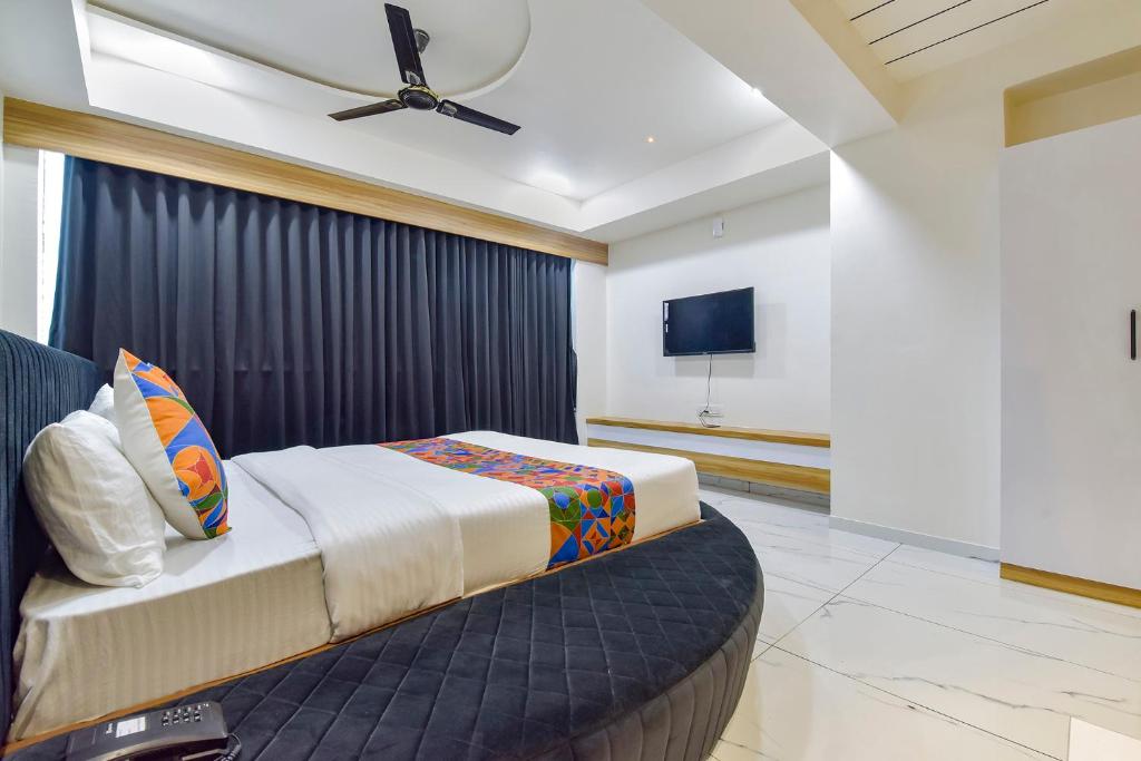 Postel nebo postele na pokoji v ubytování FabHotel Bliss