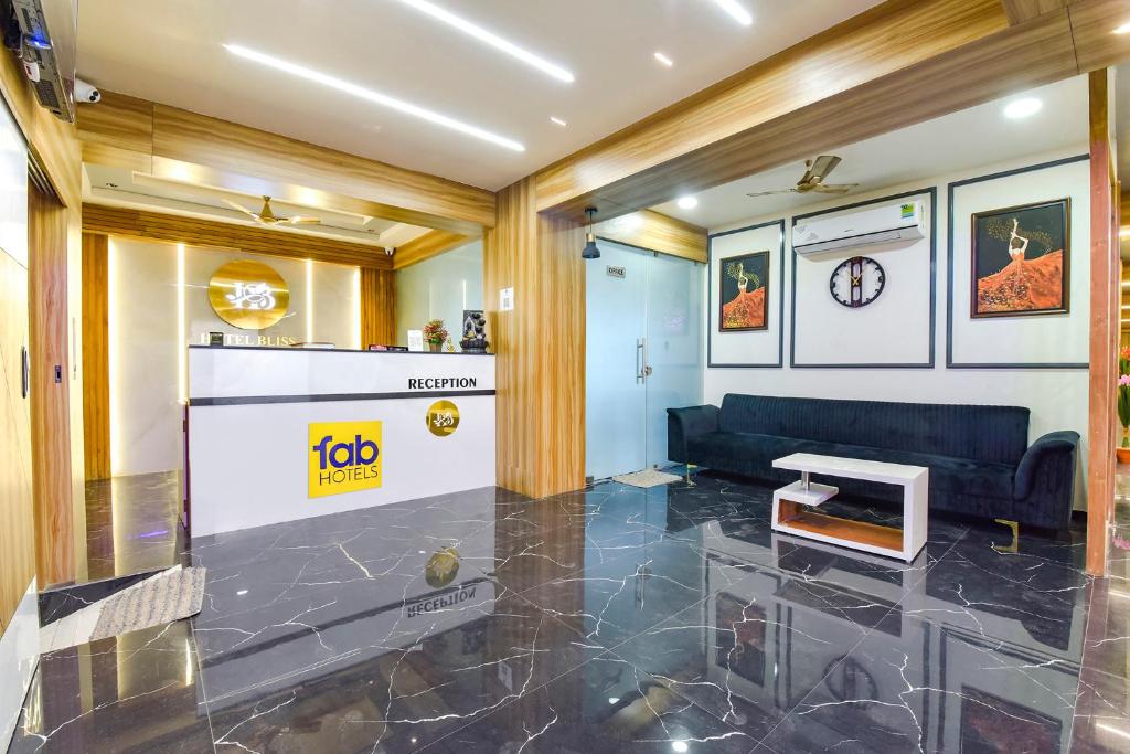 sala de estar con sofá y mesa en FabHotel Bliss en Ahmedabad