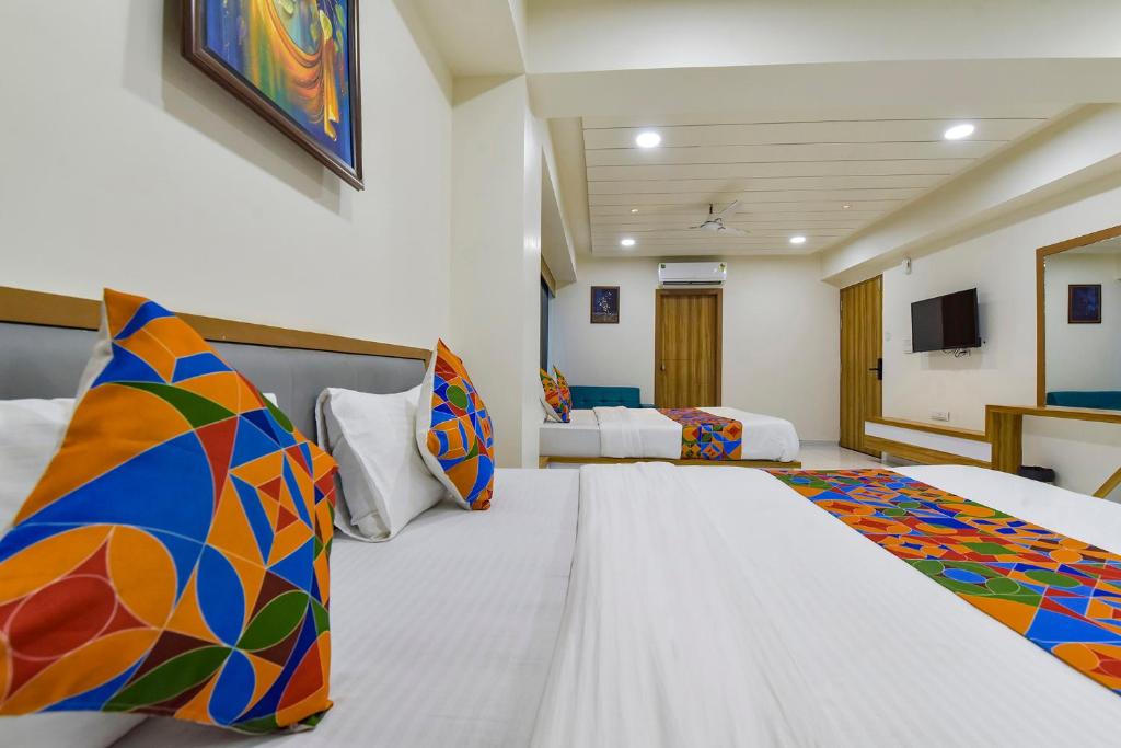 Postel nebo postele na pokoji v ubytování FabHotel Bliss