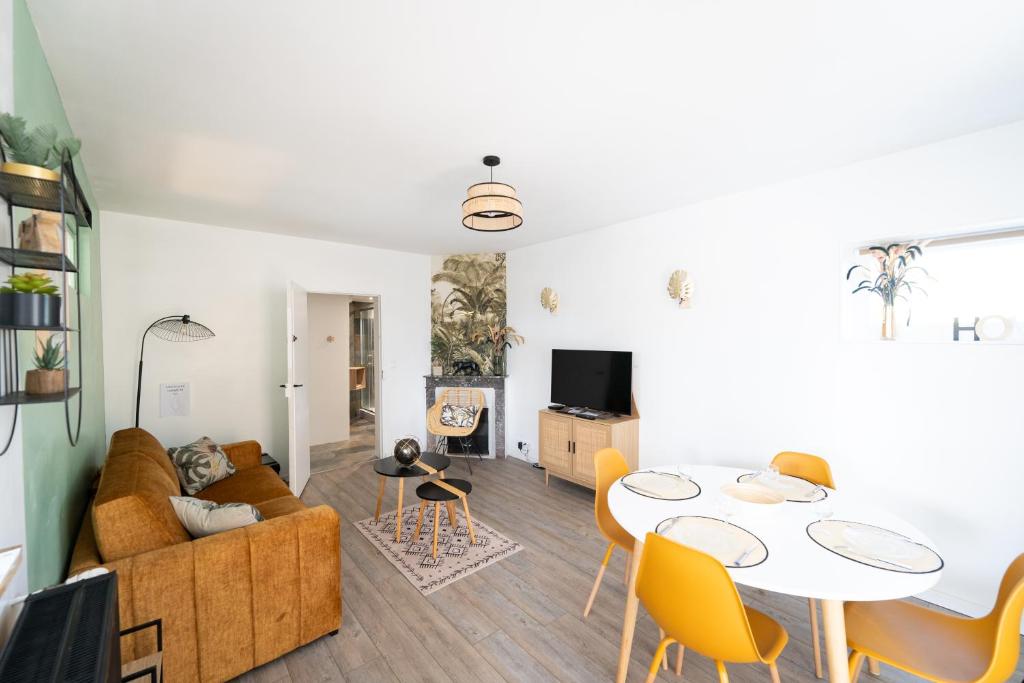 salon z kanapą i stołem w obiekcie NATURE w mieście Cosne-Cours-sur-Loire