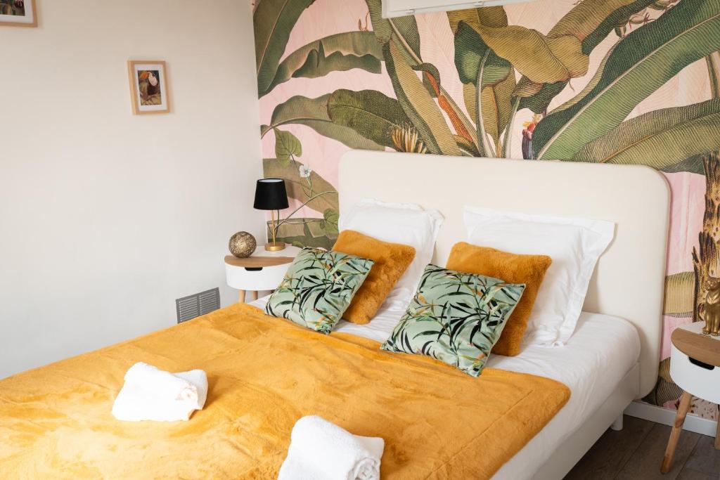 1 dormitorio con cama blanca y almohadas en NATURE en Cosne-Cours-sur-Loire