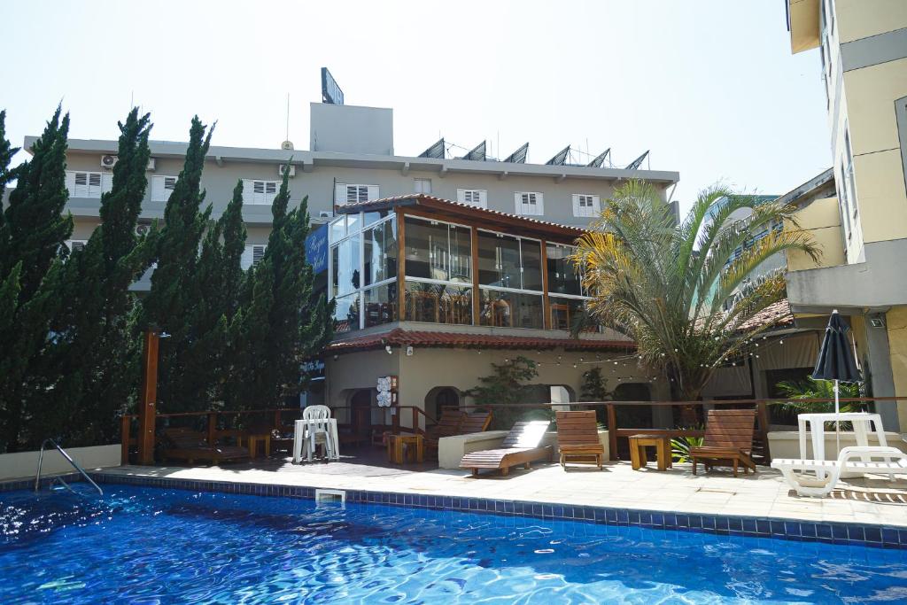 um hotel com piscina em frente a um edifício em São Roque Park Hotel em São Roque
