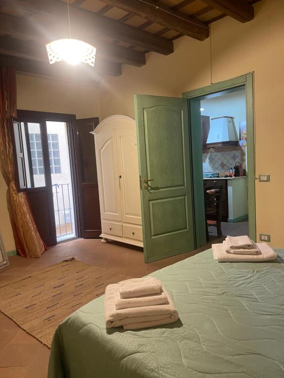 1 dormitorio con 1 cama con 2 toallas en Le dimore di Gió, en Trapani
