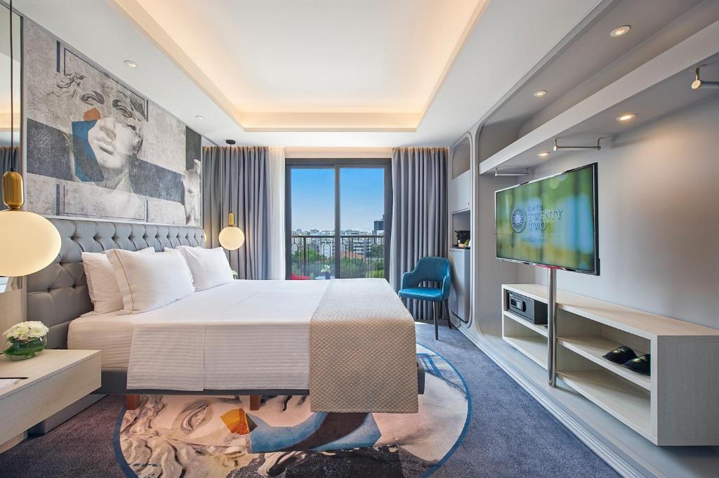 um quarto de hotel com uma cama e uma televisão de ecrã plano em Gate Twenty Two Boutique Hotel em Nicósia