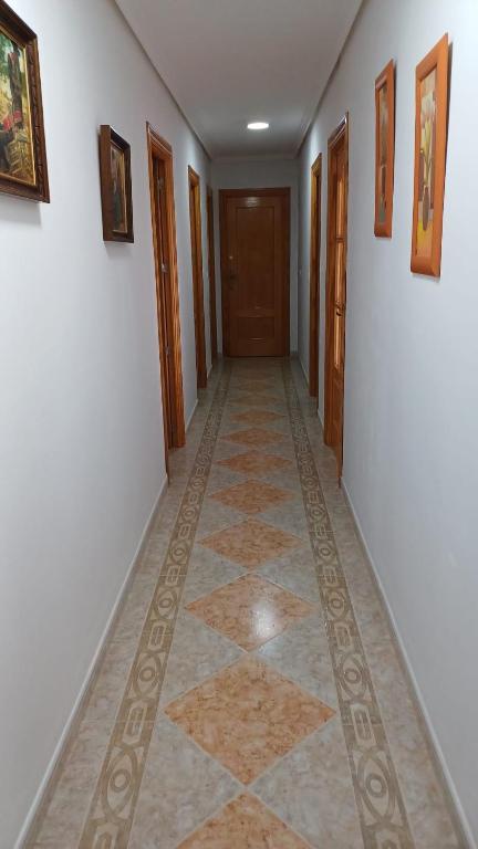 un pasillo con suelo de baldosa en una casa en Apartamento Rural 