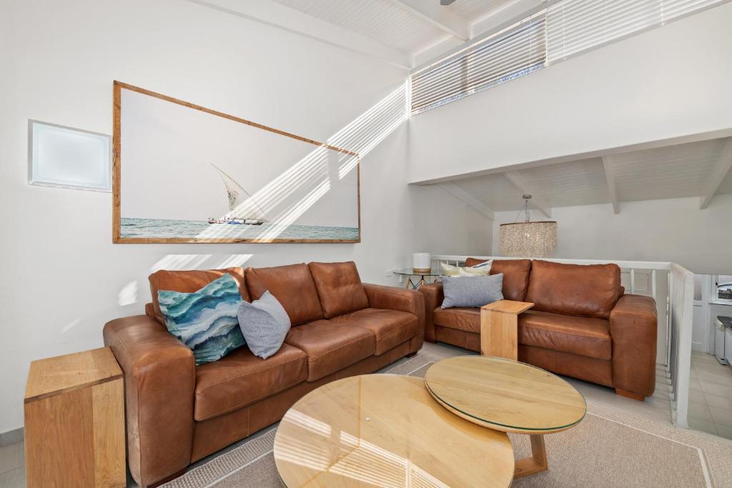 una sala de estar con un sofá y una mesa en San Lameer Villa 2848 - 3 Bedroom Classic - 6 pax - San Lameer Rental Agency, en Southbroom