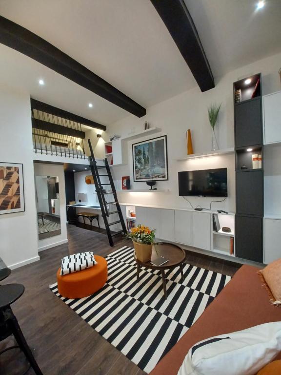 uma sala de estar com um sofá e uma mesa em REFUGE - Bel appartement au Panier et vue mer em Marselha