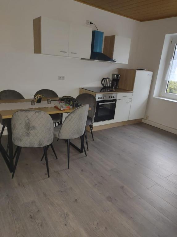 une cuisine avec une table et des chaises dans une pièce dans l'établissement estrella24 LIVING ROOMS Sao Paolo, à Remscheid