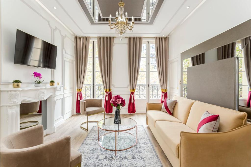 a living room with a couch and a fireplace at Luxury 3 Bedroom 3 Bathroom MONUMENT VIEW TERRACE in Paris