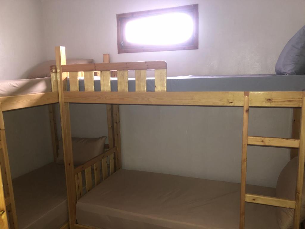 Palanda nebo palandy na pokoji v ubytování Hostel blue house Taghazout