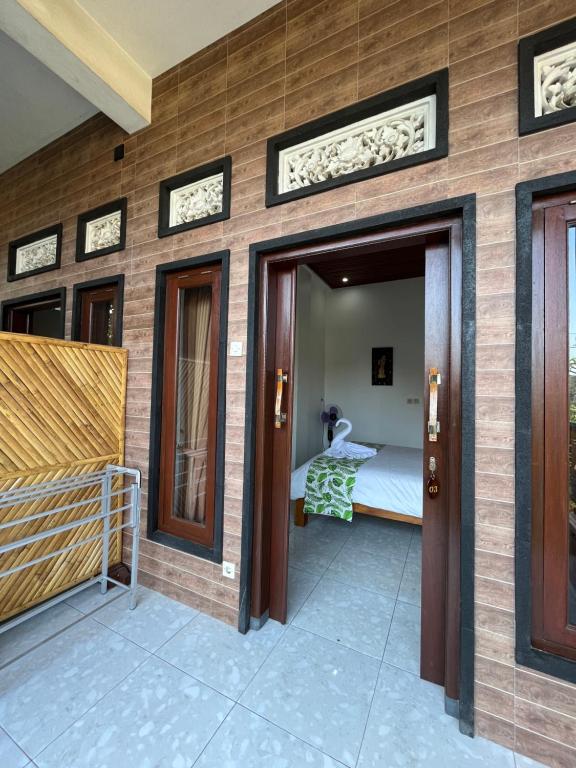 Postel nebo postele na pokoji v ubytování Nano Ari Homestay and Art Class