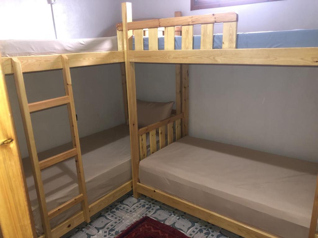 Palanda nebo palandy na pokoji v ubytování Hostel blue house Taghazout