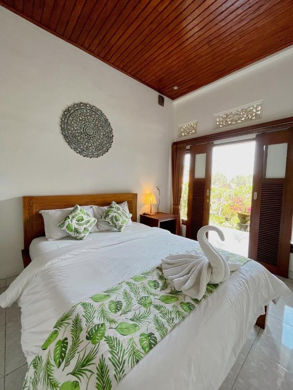 Postel nebo postele na pokoji v ubytování Nano Ari Homestay and Art Class