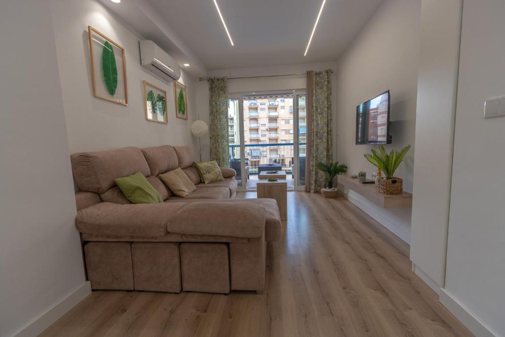 un soggiorno con un divano e una TV di 085 - Gaviotas 005 - comfortHOLIDAYS a Santa Pola
