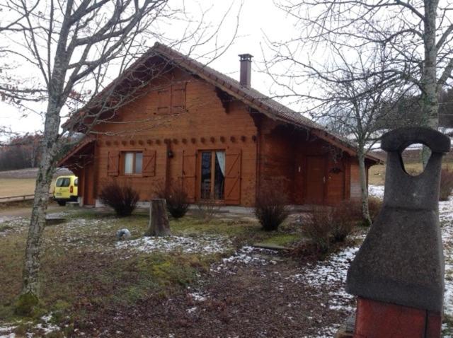 une petite maison en bois avec de la neige au sol dans l'établissement chalet de la haute fontaine, à Anould
